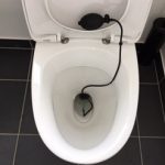Toiee Toilet Plug sætter toilettet i blød og fjerner kalk og kalkplamager.