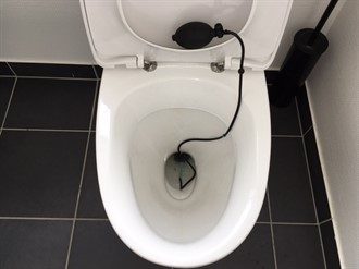 Toiee Toilet Plug sætter toilettet i blød og fjerner kalk og kalkplamager.