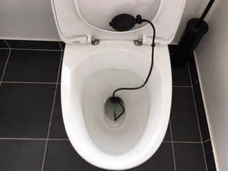 Toiee Toilet Plug sætter toilettet i blød og fjerner kalk og kalkplamager