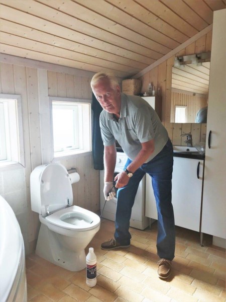 Toiee Toilet Plug sørger for ren toiletkumme uden kalk og kalkplamager