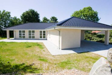 hus med vinduer og carport