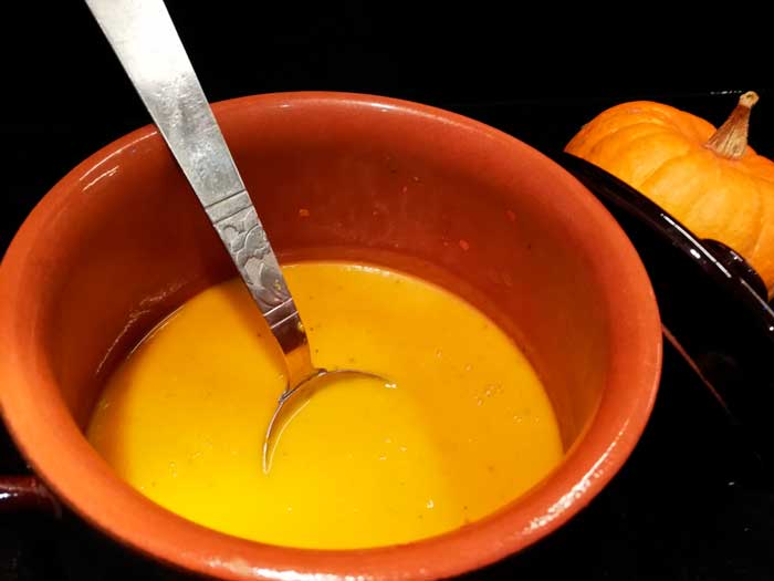Græskarsuppe er en skøn cremet suppe i en flot farve
