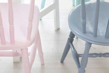 mal dine loppefund og gamle stole i forskellig farve