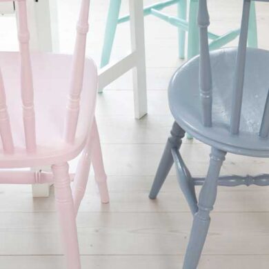 mal dine loppefund og gamle stole i forskellig farve