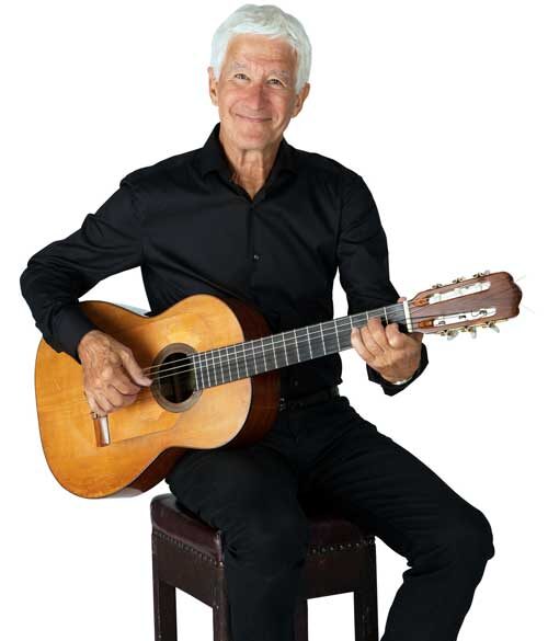 Eddie Skoller sidder med sin guitar