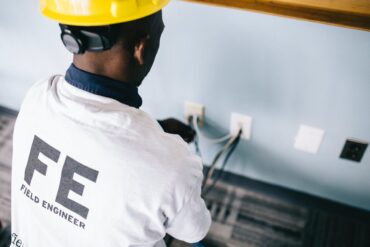 En elektriker bør ordne elinstallationerne i hjemmet. Det er mere sikkert.