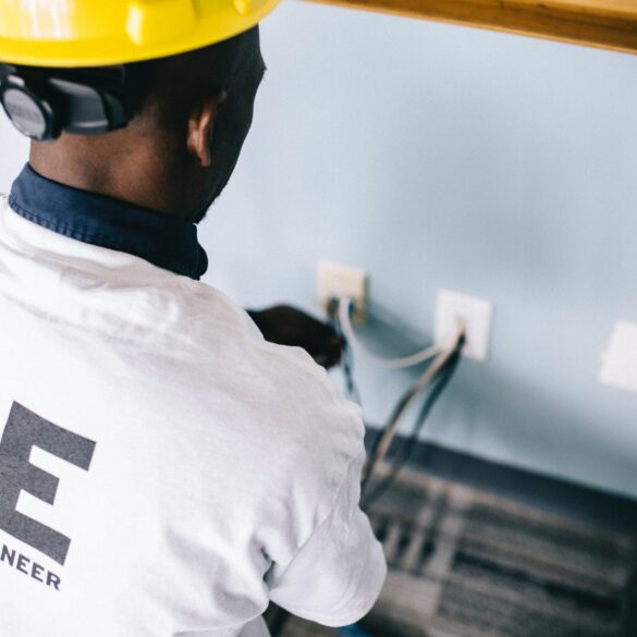 En elektriker bør ordne elinstallationerne i hjemmet. Det er mere sikkert.
