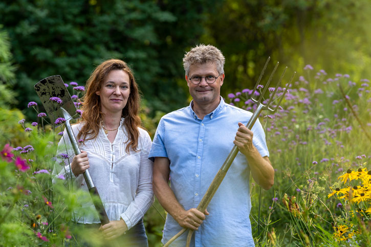 De to forfattere til havebogen der hylder livet i haven uden for mange regler og dårlig samvittighed
