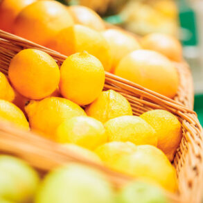 Flotte gule citroner lyser op i den store kasse