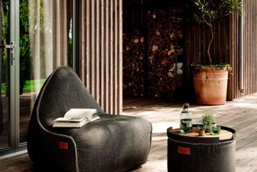 Cobana Lounge Chair og Pouf på terrassen