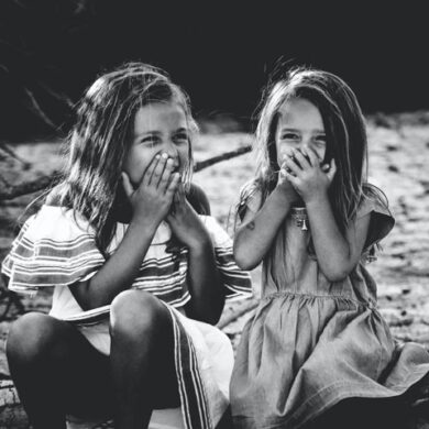 små piger der griner
