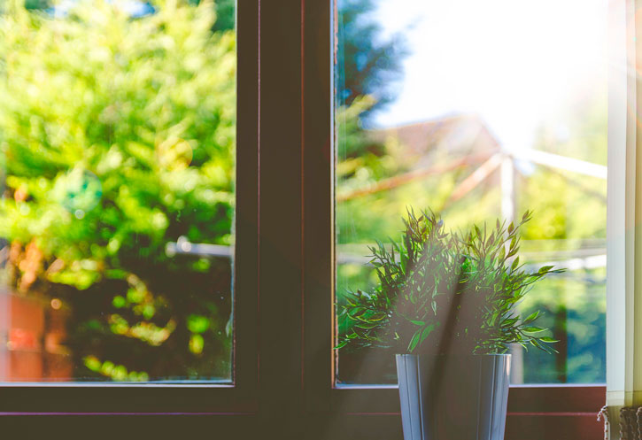 vinduer med sollys der kan give for høj inde temperatur