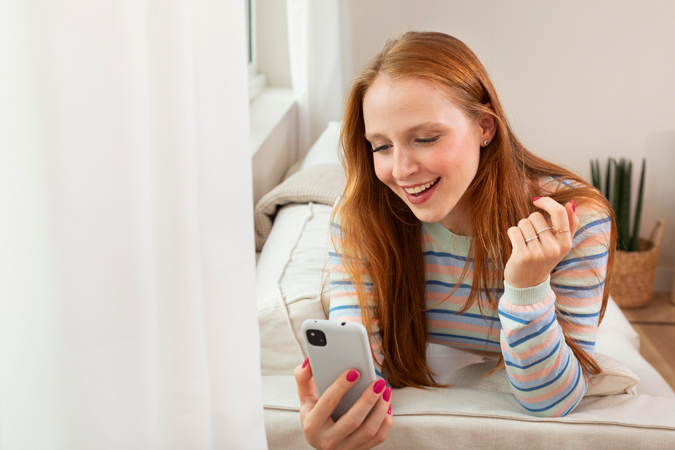 Ung kvinde udforsker online dating på telefon