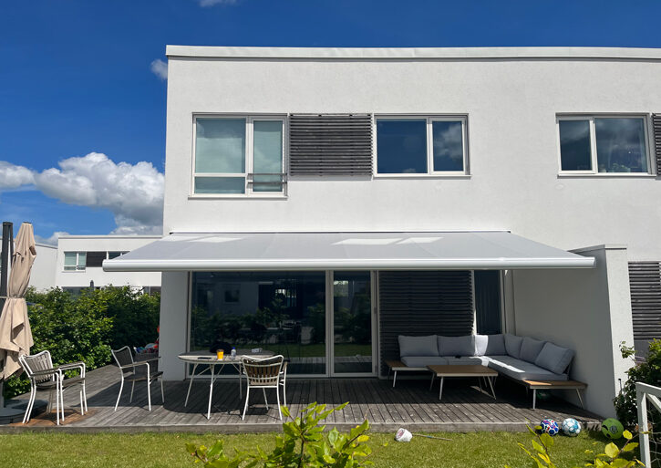 Markise slået ud på terrasse