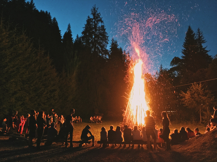 Skt. Hans fejres den 23. juni med sankt hans bål.