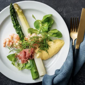 Hvide asparges med rejser og hollandaise sauce
