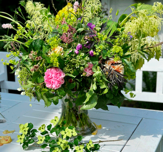 dekorationer med blomster fra haven