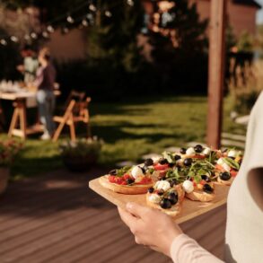Dæk op under åben himmel til sommer i haven